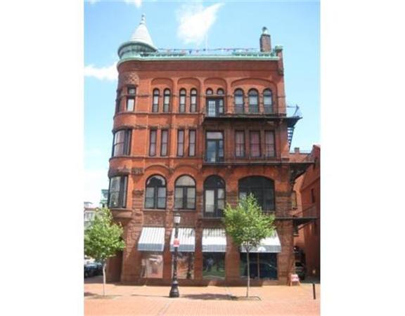 1252 Main St