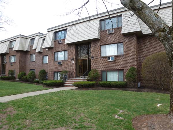  Burlington MA Open Houses | Open Homes | CPC Open Houses, Freshly PAINTED updated one bedroom at Hallmark Gardens. Open floor plan, with n