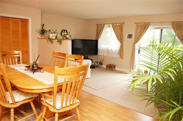  Dracut MA Open Houses | Open Homes | CPC Open Houses, BIG END UNIT! Adorable, bright and affordable condo for sale! Offering the very 