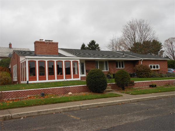 4  Valley Ln,  Easthampton, MA