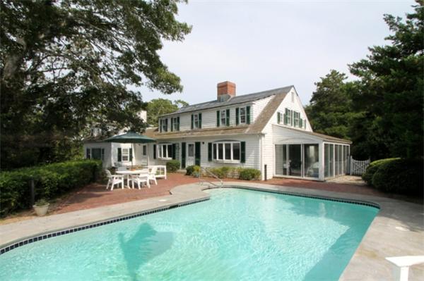 11  Onawa Ln,  Falmouth, MA