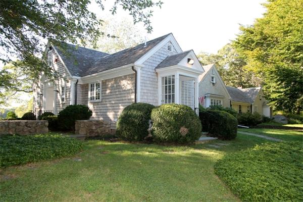 5  Onawa Ln,  Falmouth, MA