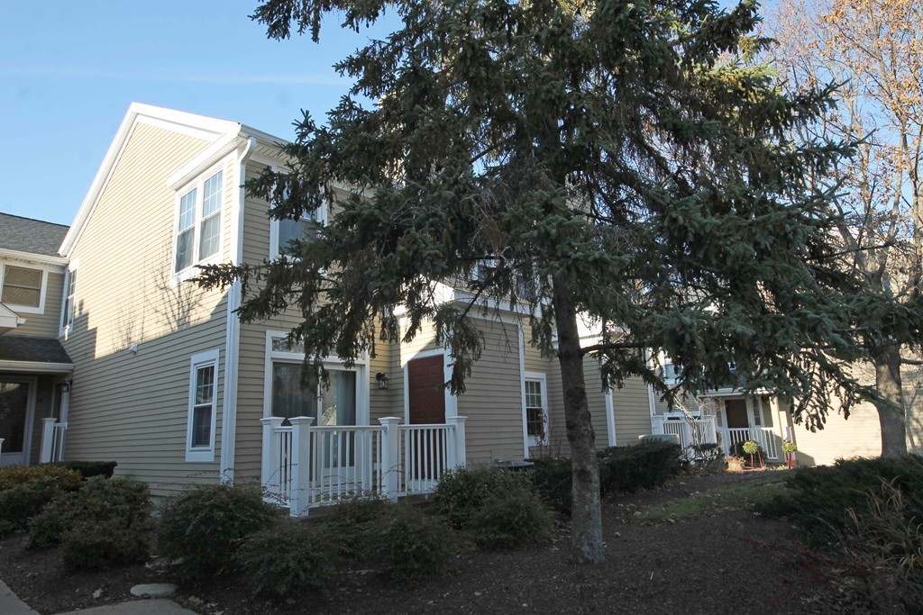 Devon Wood Condos Current Listings & Pictures