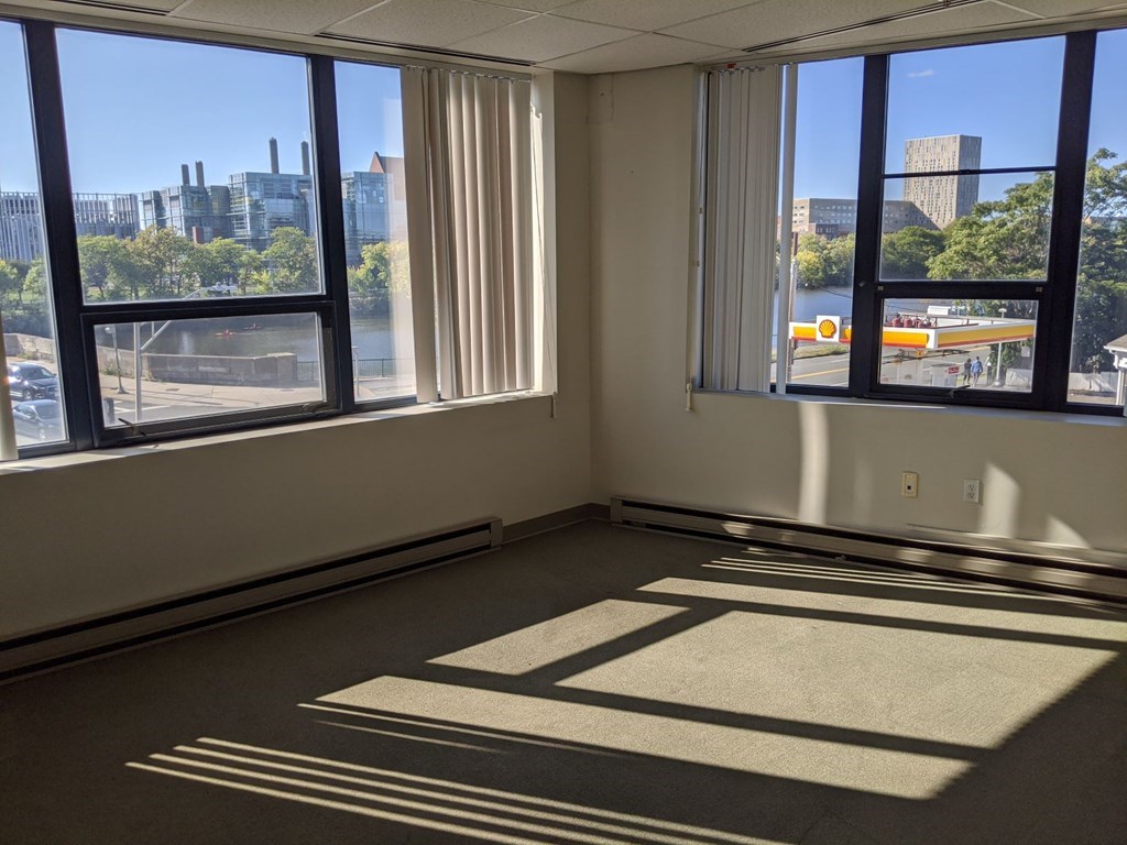 810 Memorial Dr, Cambridge, MA 02139