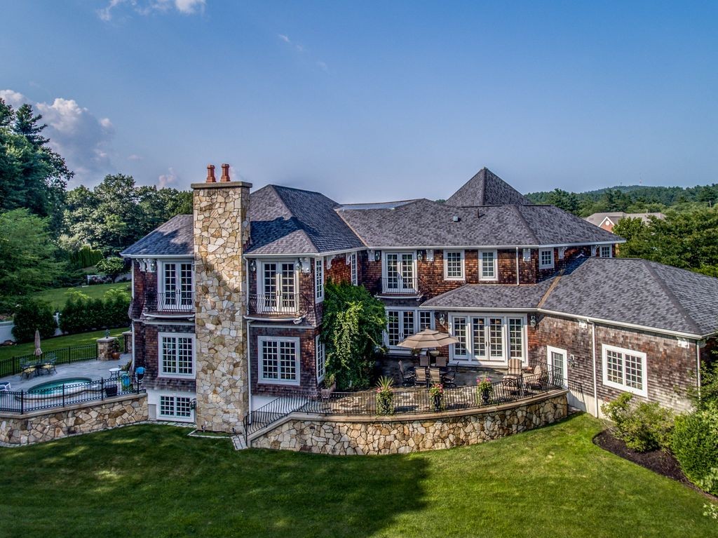15 Cherokee Rd, Canton, MA 02021