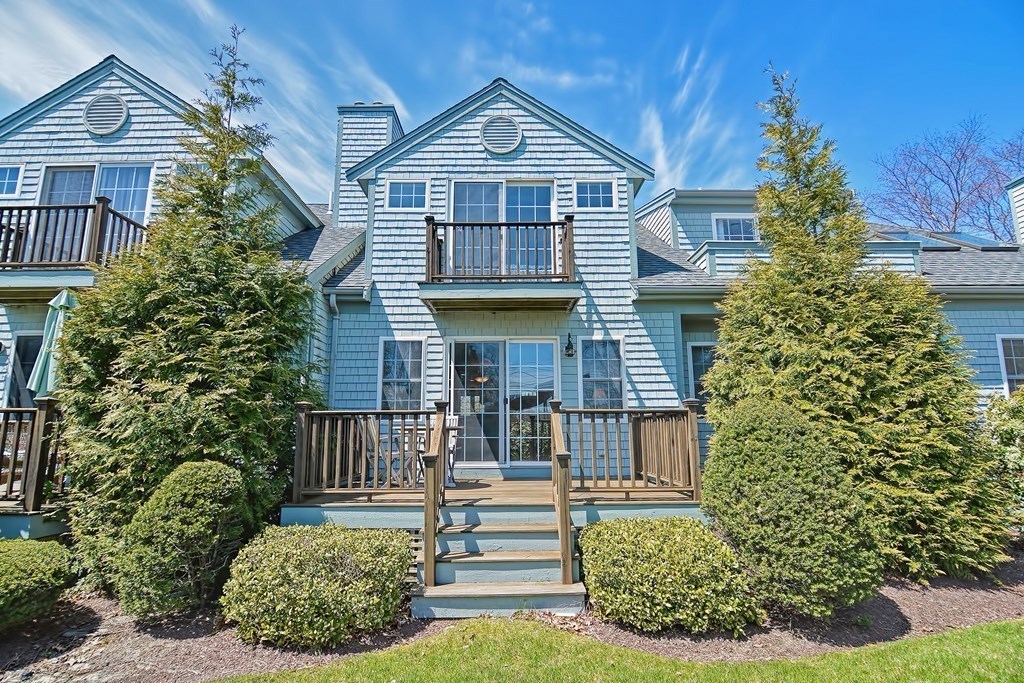 174 Queen St, Falmouth, MA 02540