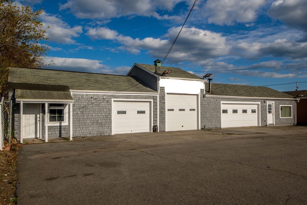 574 Dartmouth St, Dartmouth, MA 02748