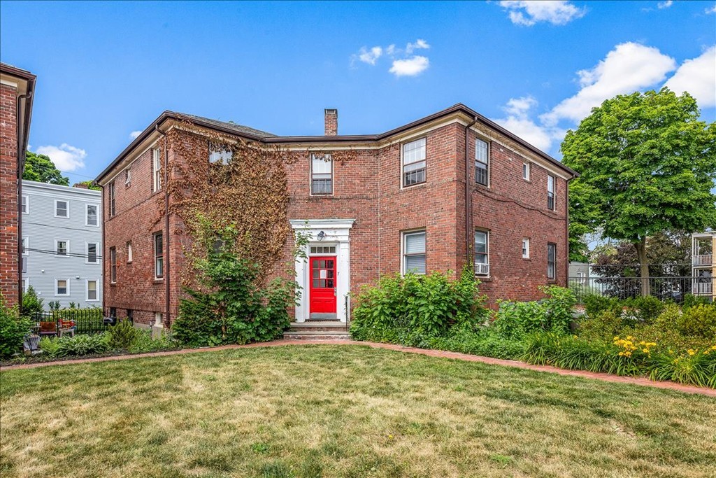 7 Garden Ct, Cambridge, MA 02138