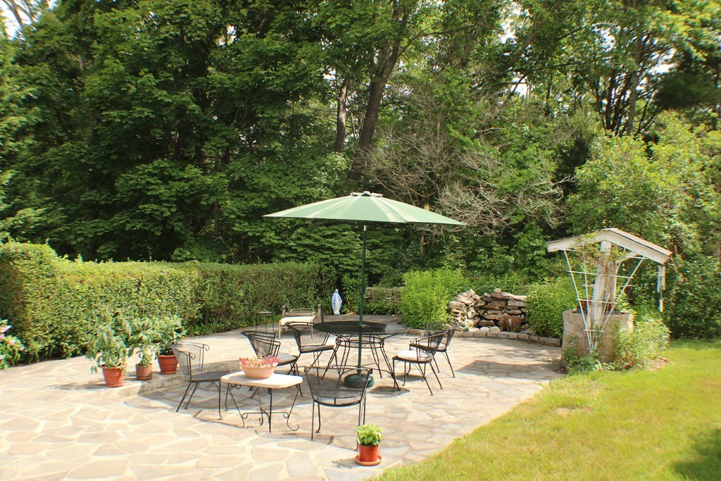 125 Slades Corner Rd, Dartmouth, MA 02748