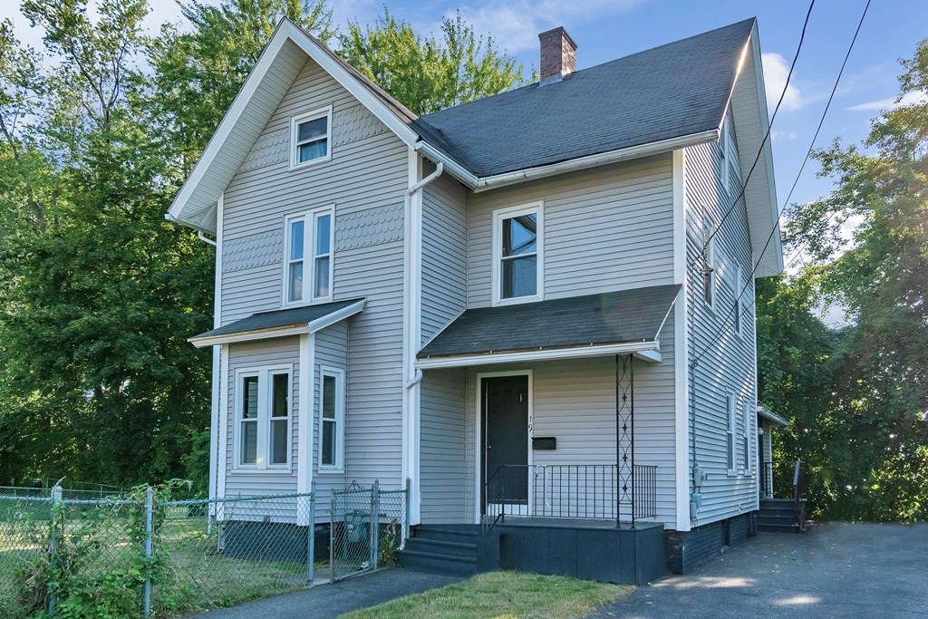 19 Clinton St, Chicopee, MA 01013