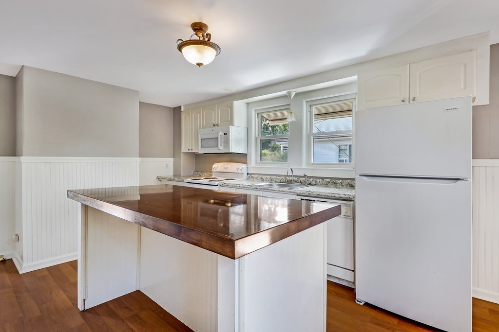 73 Cherry St, Plymouth, MA 02360