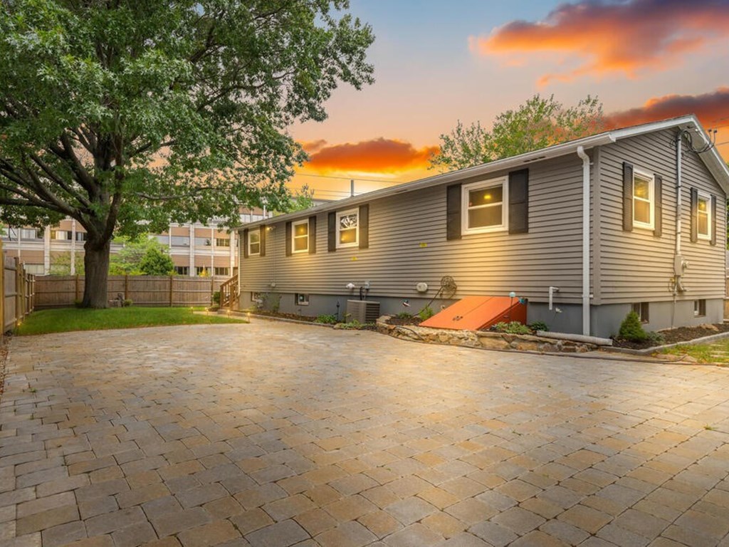 50 Simon St, Beverly, MA 01915