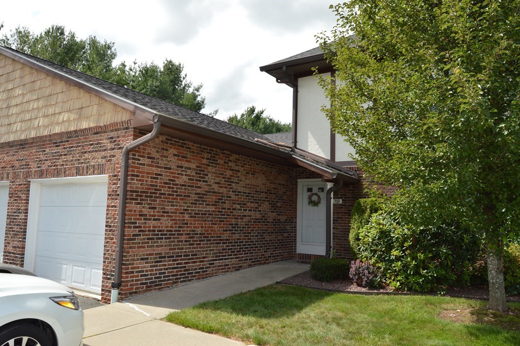 20 Castle Hill Rd, Agawam, MA 01001