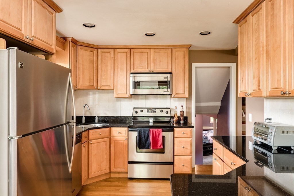 8 Bassett Ave, Burlington, MA 01803