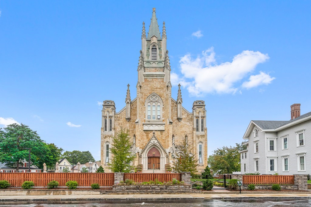 54 Pleasant St, Concord, MA 03301