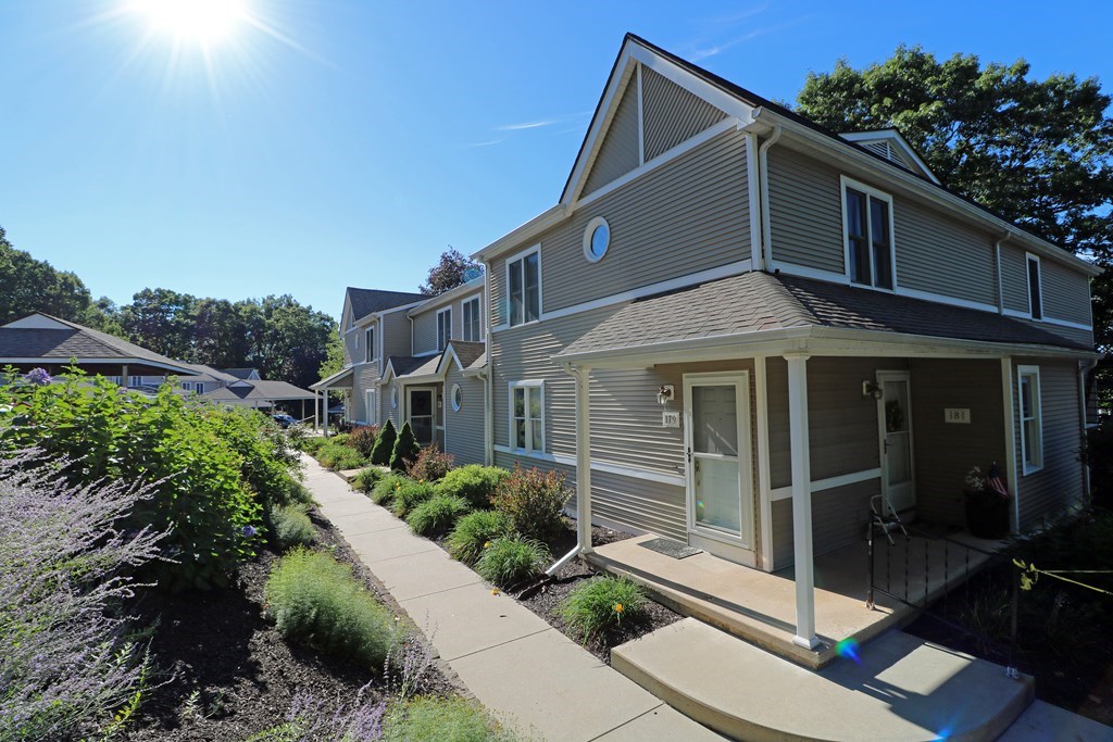 61 Abbey Memorial Dr, Chicopee, MA 01020