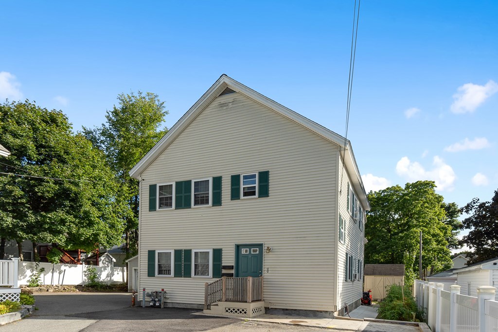 9 Crown St, Leominster, MA 01453
