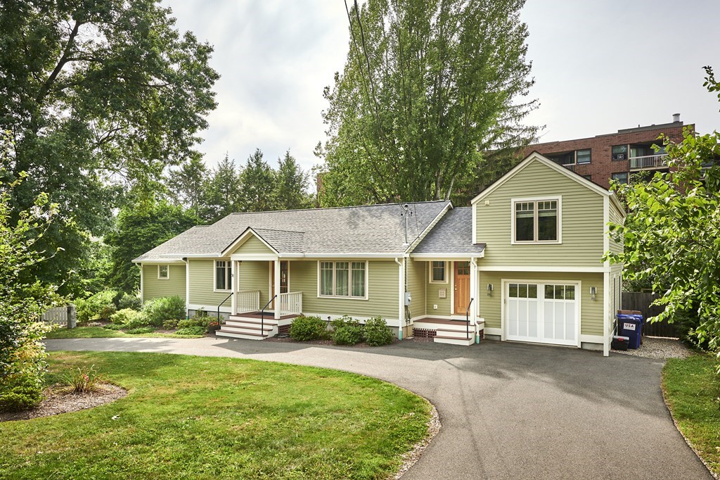 38 Lessey St, Amherst, MA 01002