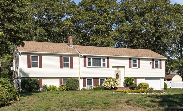 347 Club Valley Dr, Falmouth, MA 02536