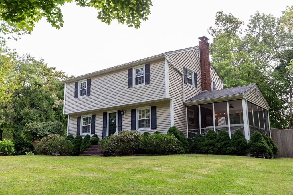 18 Downing St, Andover, MA 01810