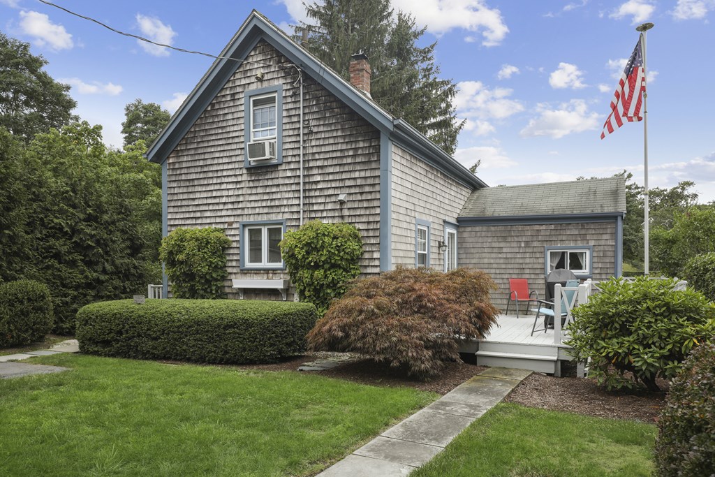 7 S Pond Rd, Plymouth, MA 02360