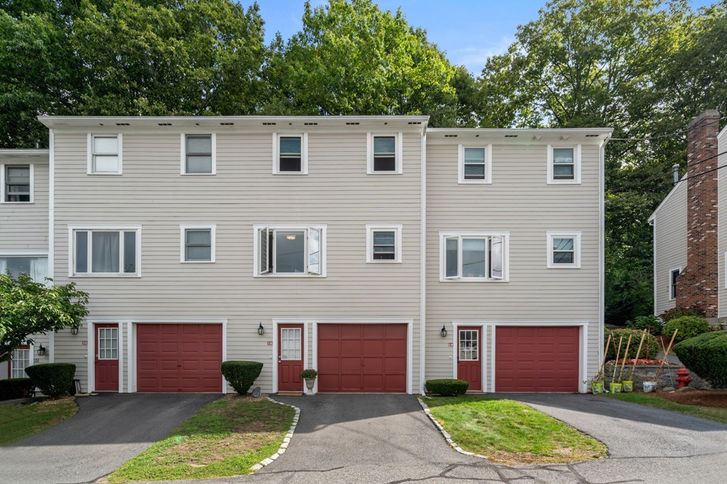 102 Park Ave W, Lowell, MA 01852