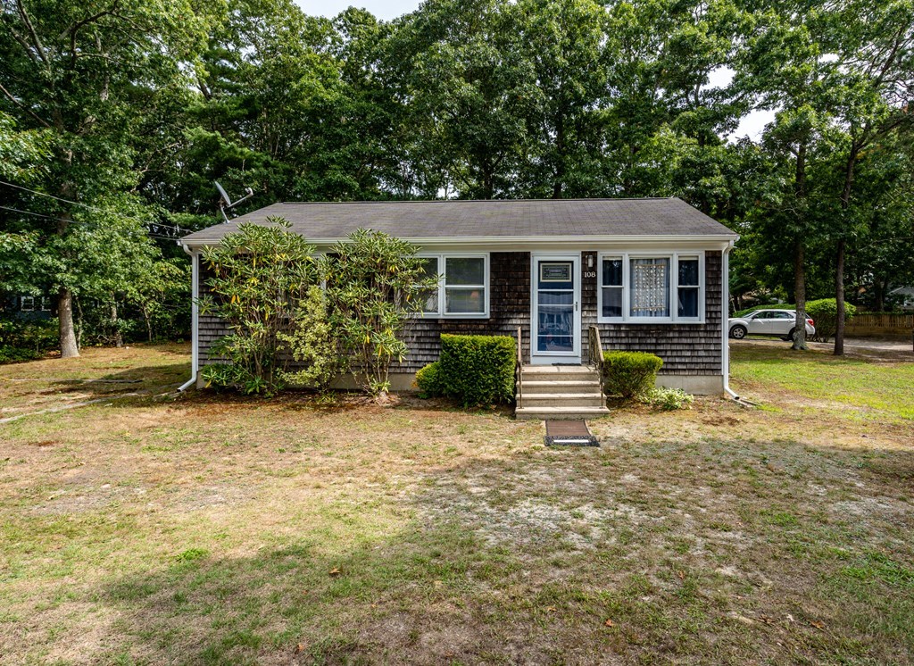 108 Edgewater Dr West, Falmouth, MA 02536