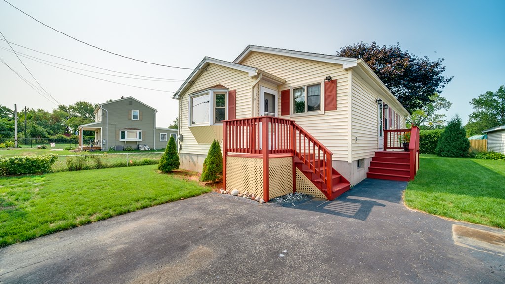 20 Meadow Ave, Agawam, MA 01001