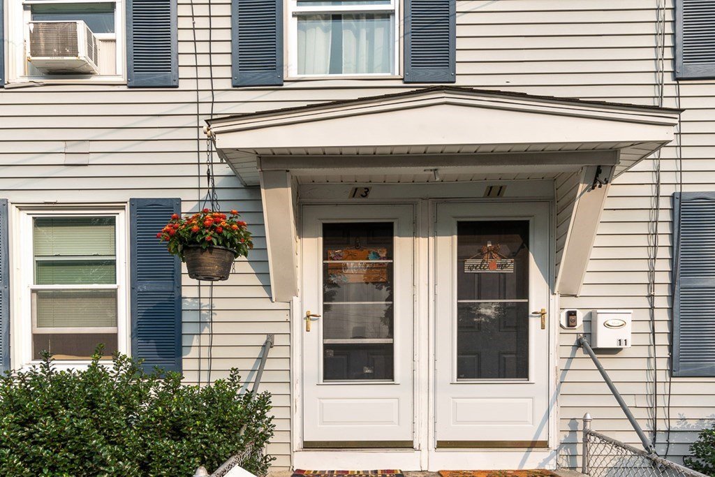 13 Gay St, Chelmsford, MA 01863