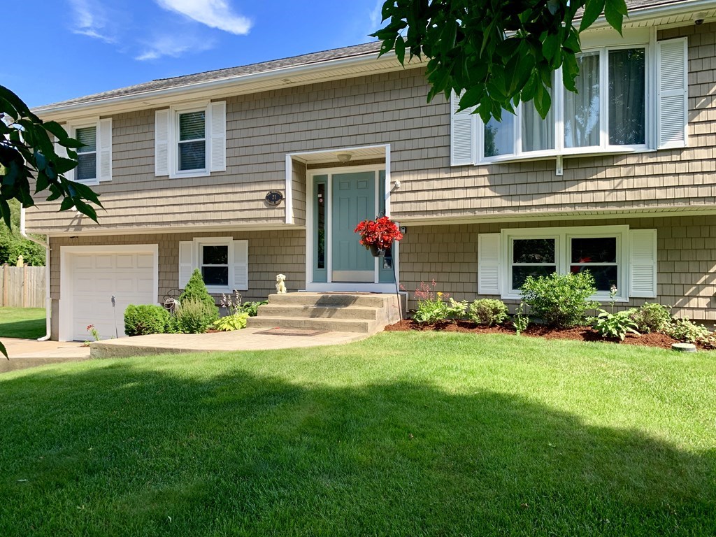 21 Galleon Dr, Dartmouth, MA 02748