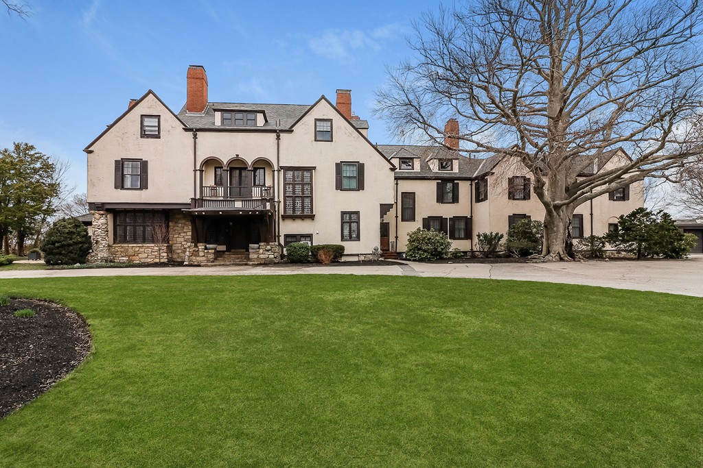 Howe Estate Condos Current Listings & Pictures