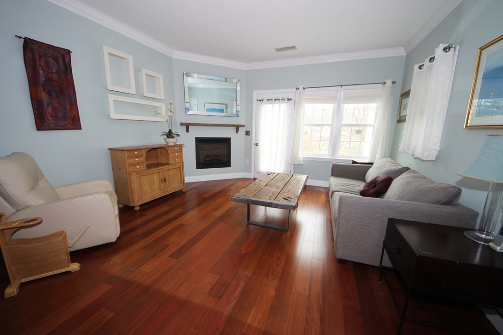 Devon Wood Condos Current Listings & Pictures