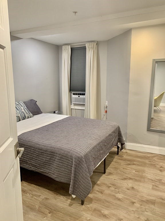 726 Metropolitan Ave, Hyde Park