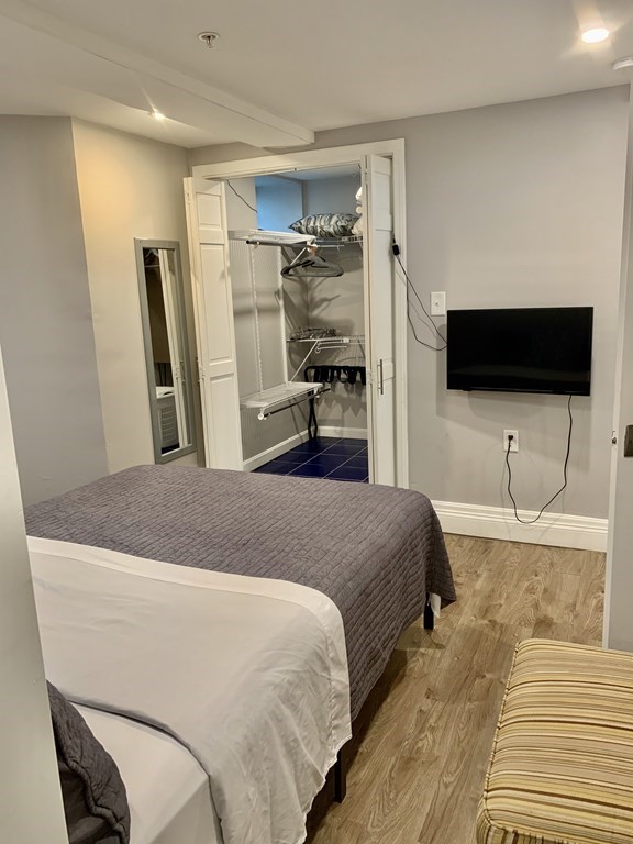 726 Metropolitan Ave, Hyde Park