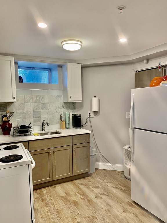 726 Metropolitan Ave, Hyde Park