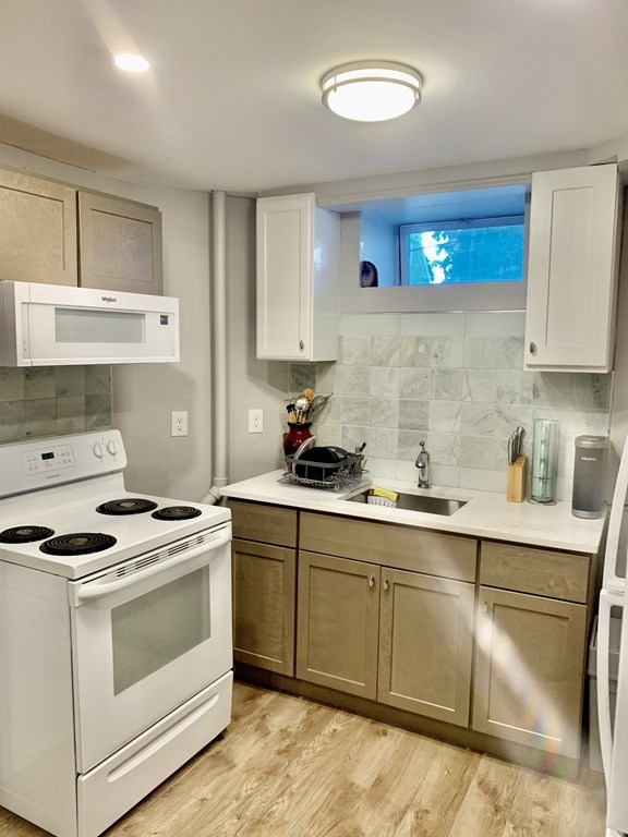 726 Metropolitan Ave, Hyde Park