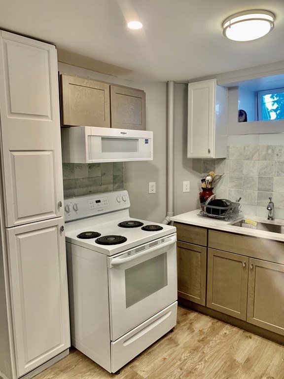 726 Metropolitan Ave, Hyde Park