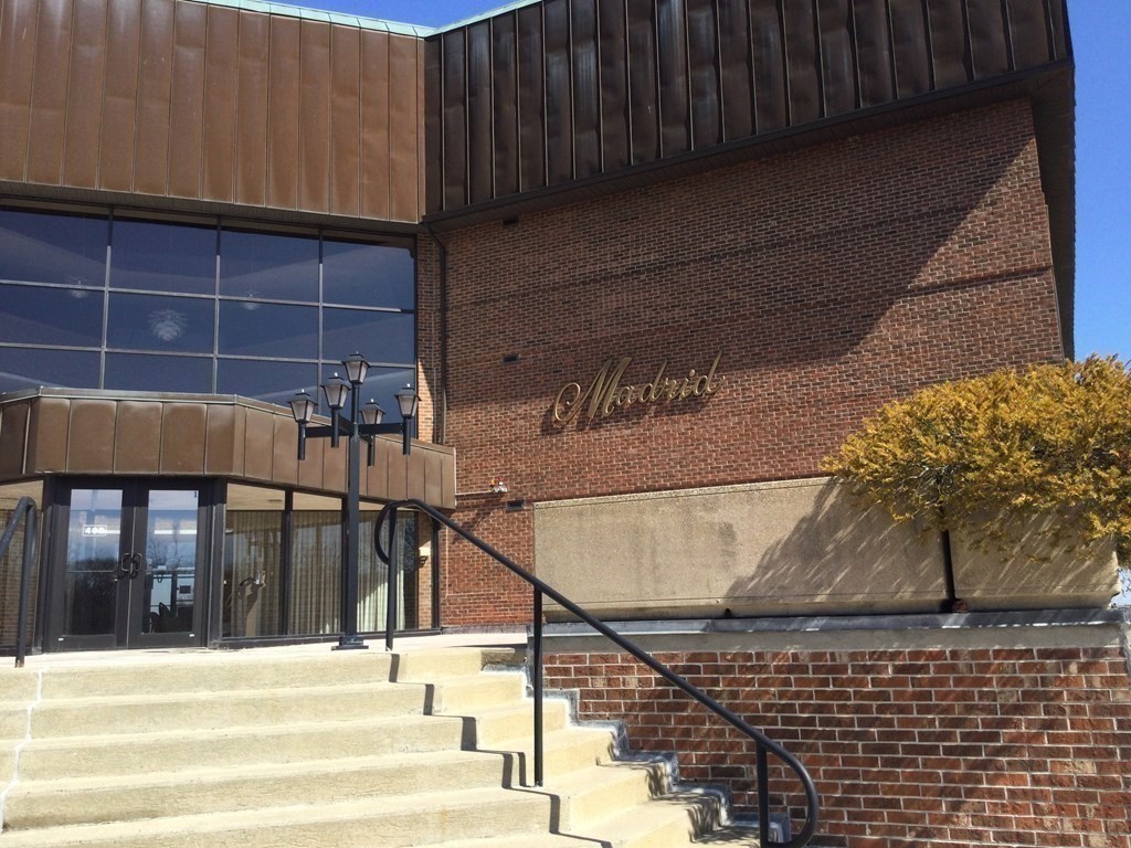 Crown Pointe Condos Current Listings & Pictures