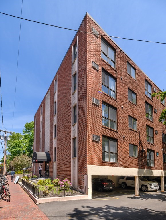 16 Trowbridge St, Harvard Square