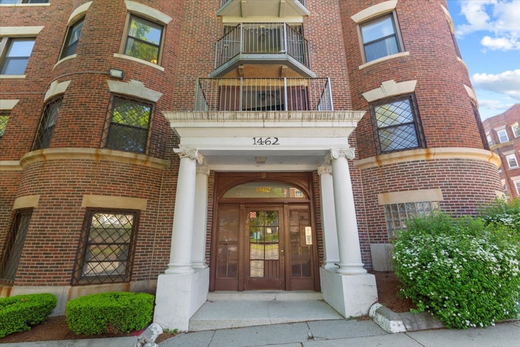 1462 Commonwealth Ave, Brighton