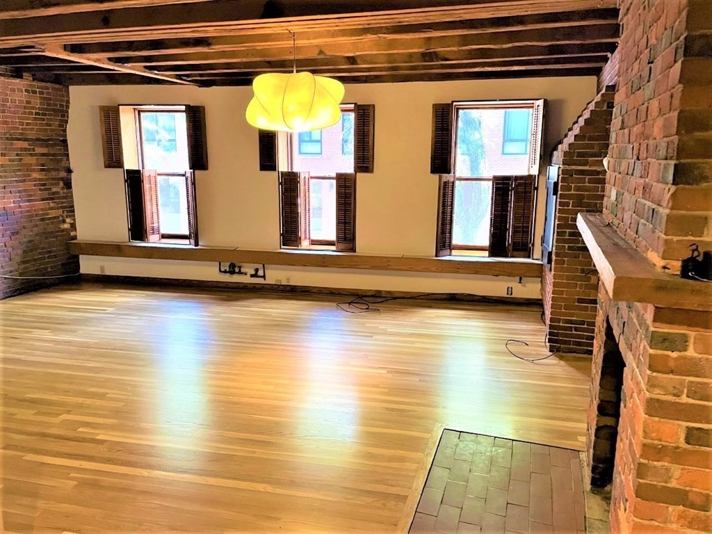 162 Commercial St, Waterfront