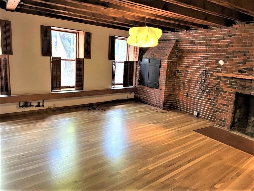 162 Commercial St, Waterfront