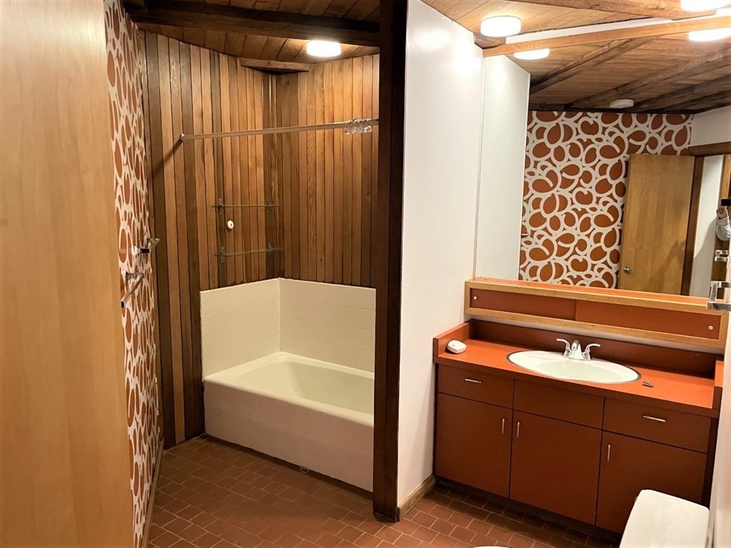 162 Commercial St, Waterfront