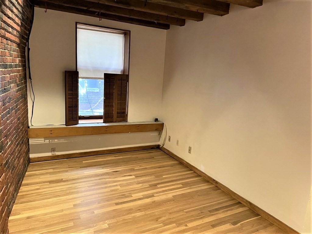 162 Commercial St, Waterfront