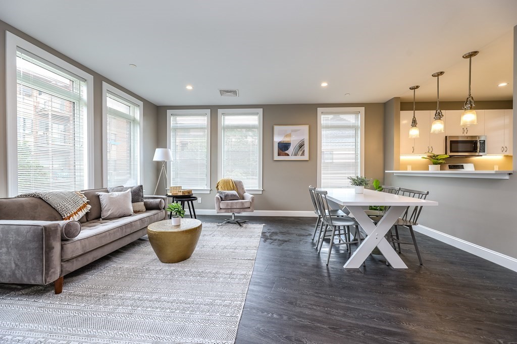 4945 Washington St, West Roxbury