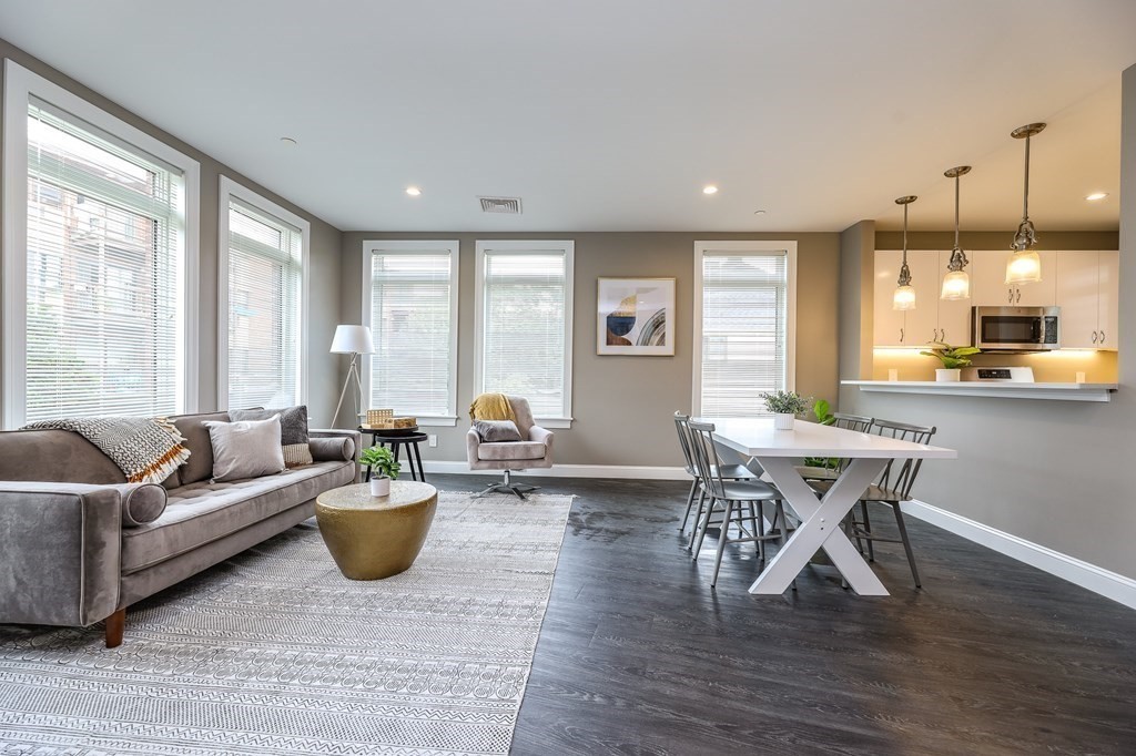 4945 Washington St, West Roxbury