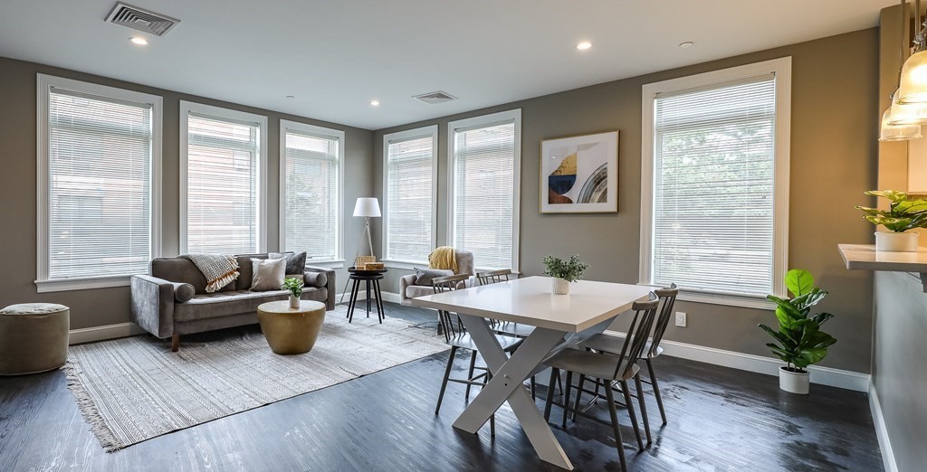 4945 Washington St, West Roxbury