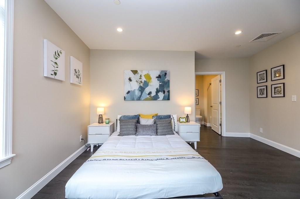 4945 Washington St, West Roxbury