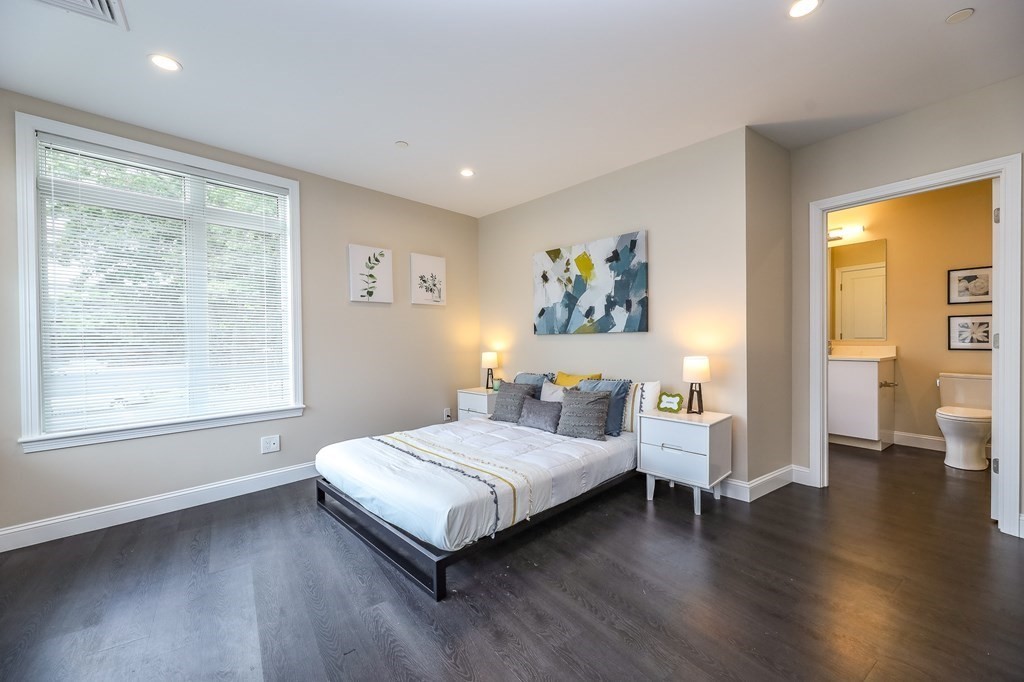 4945 Washington St, West Roxbury