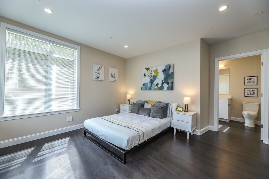 4945 Washington St, West Roxbury